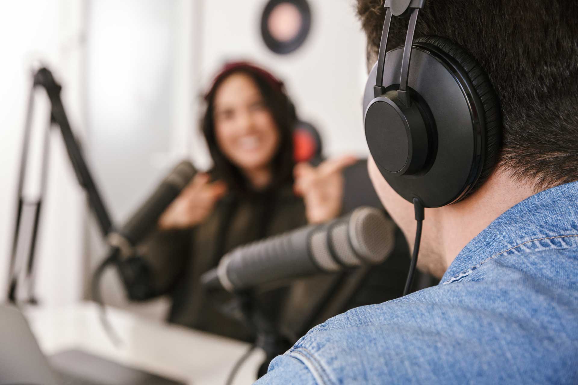 Interview radio entre une femme et un homme
